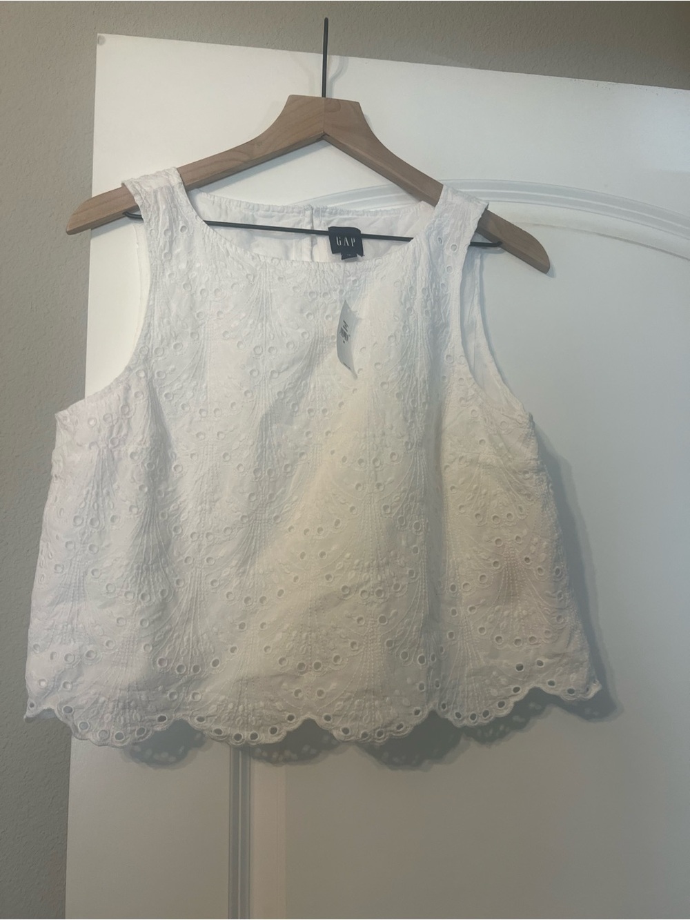 GAP Women’s Cropped White Eyelet Sleeveless Tank Top—NWT